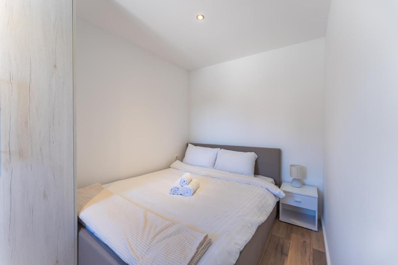 Bernie Apartments With A Pool Задар Екстериор снимка