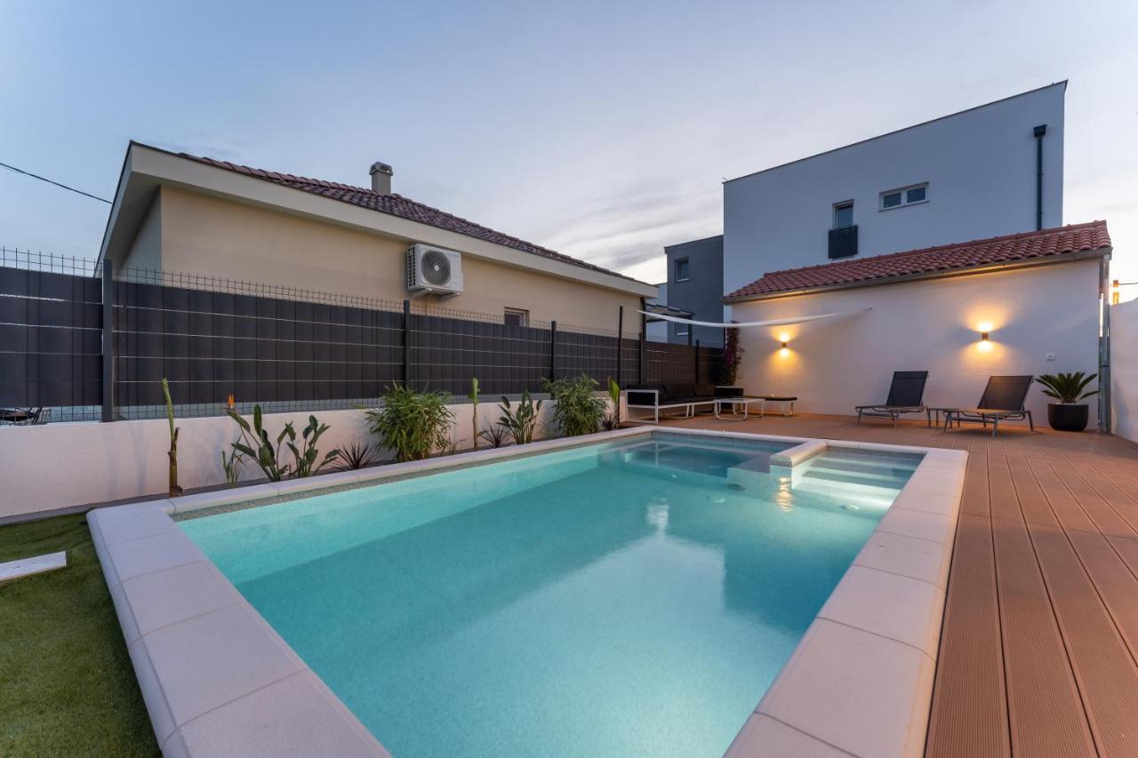 Bernie Apartments With A Pool Задар Екстериор снимка